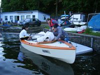 DSCF9677  Statt segeln darf gebastelt werden. Auf der Steuerbordseite fehlt was.